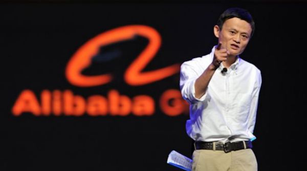 Le patron d’Alibaba sur un fond noir avec le logo d’Alibaba derrière lui